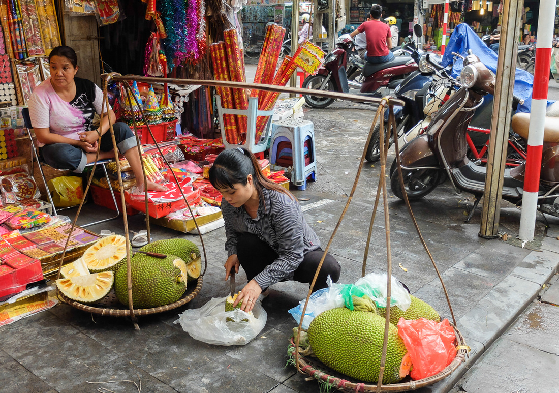 hanoi street vendor